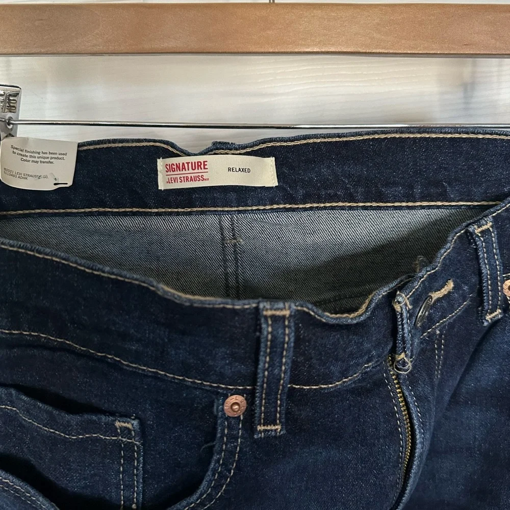 Men’s Signature Levi Strauss:Relaxed Fit Jeans. - Picture 5 of 7